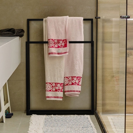 Elegancki, podwójny wieszak na ręczniki Casia II. Wykonany z trwałego, czarnego metalu. Stabilna konstrukcja na podstawie