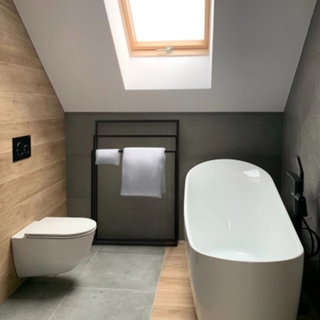 Funkcjonalny, potrójny wieszak Casia III. Stabilna, metalowa konstrukcja w kolorze czarnym. Trzy ramiona pozwalają na wygodne za