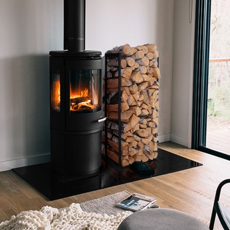 Duży, metalowy stojak na drewno kominkowe Firebox o wysokości 80 cm. Elegancki kosz do salonu w stylu loft lub nowoczesnym.