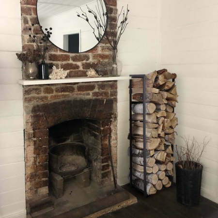 Wysoki i smukły stojak kominkowy Firebox M o wysokości 115 cm. Elegancki kosz na drewno do salonu w stylu nowoczesnym i loft.