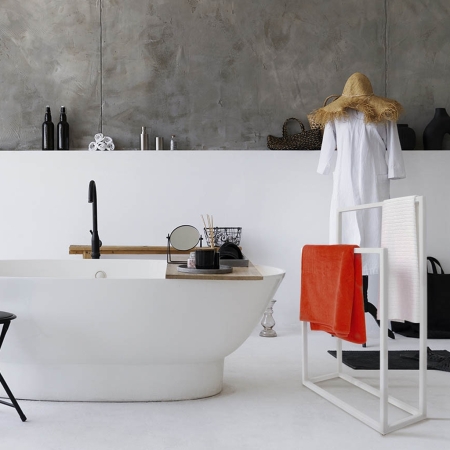 Podwójny wieszak Casia II bia³y ³¹czy elegancjê, nowoczesny design i polsk¹ jakoæ. Doskona³y do przechowywania rêczników w ³azi