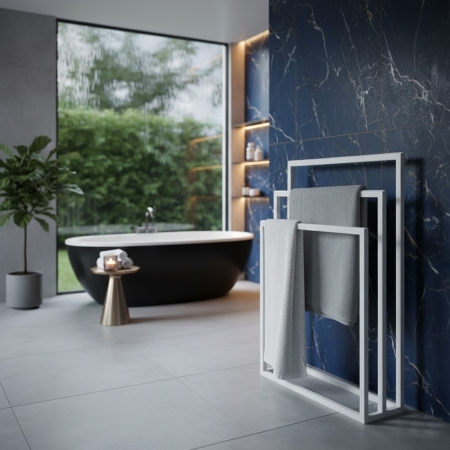 Potrójny wieszak Casia III bia³y ³¹czy elegancjê i funkcjonalnoæ. Idealny do ³azienek w stylu loft, scandi i modern, zapewnia p