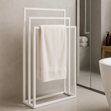 Potrójny wieszak Casia III bia³y ³¹czy elegancjê i funkcjonalnoæ. Idealny do ³azienek w stylu loft, scandi i modern, zapewnia p