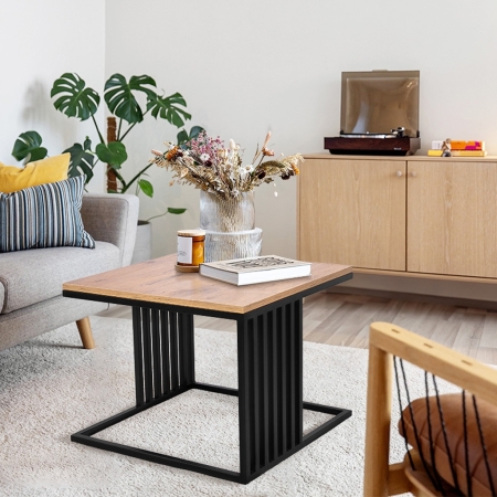 Verto II to minimalistyczny, ca³kowicie metalowy stolik, który wyró¿nia siê geometryczn¹, a¿urow¹ form¹. Idealny jako stolik kaw