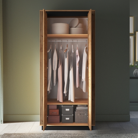 Szafa AMBER 03 – dwudrzwiowa szafa z półkami i drążkiem