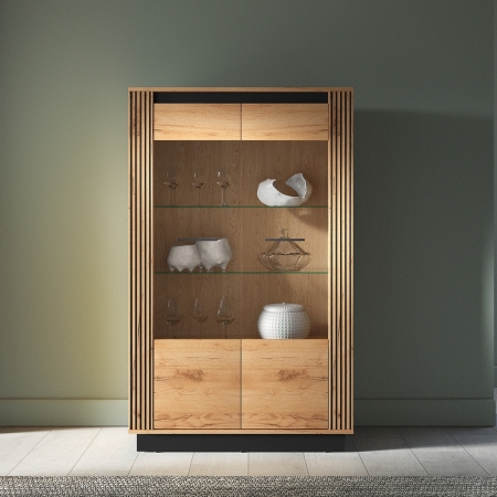 Witryna AMBER 05 – przeszklona niska witryna z półkami